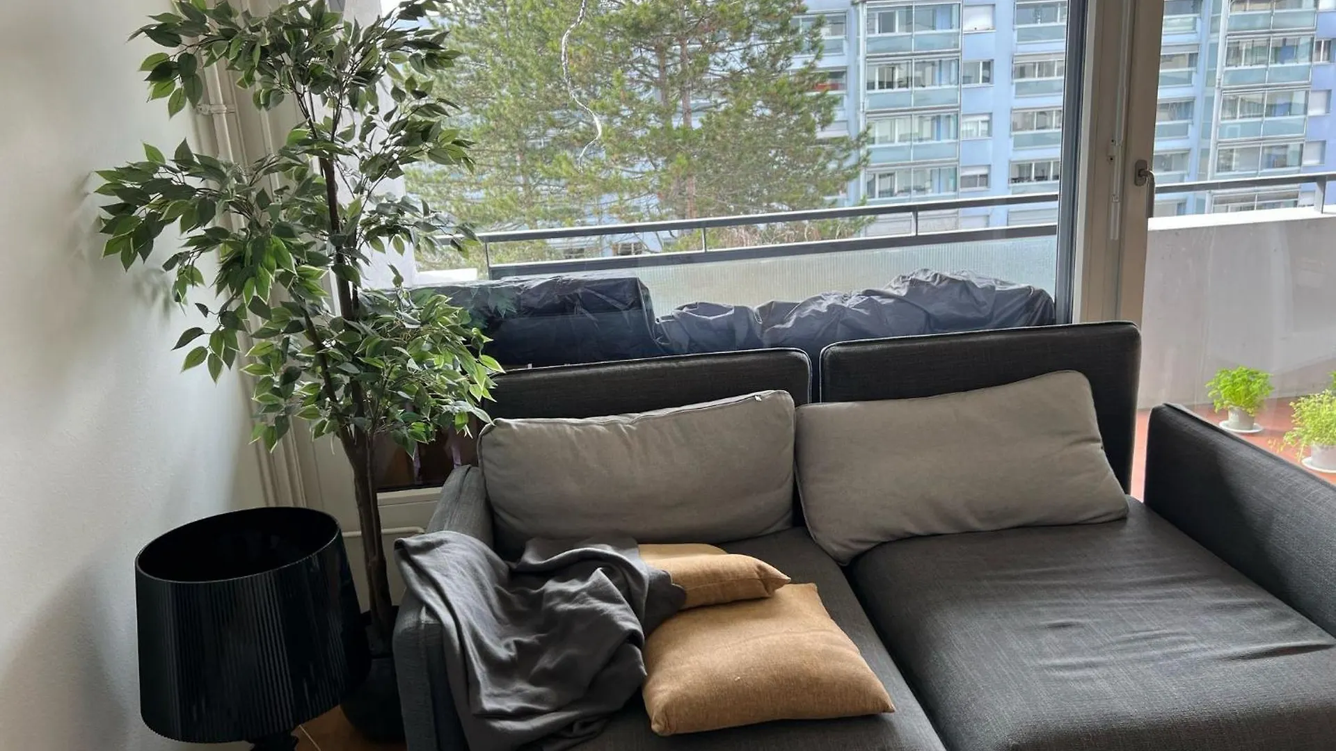 Moebelierte Wohnung Mit Balkon Zwischen Bahnhof Und St Jakob Basel